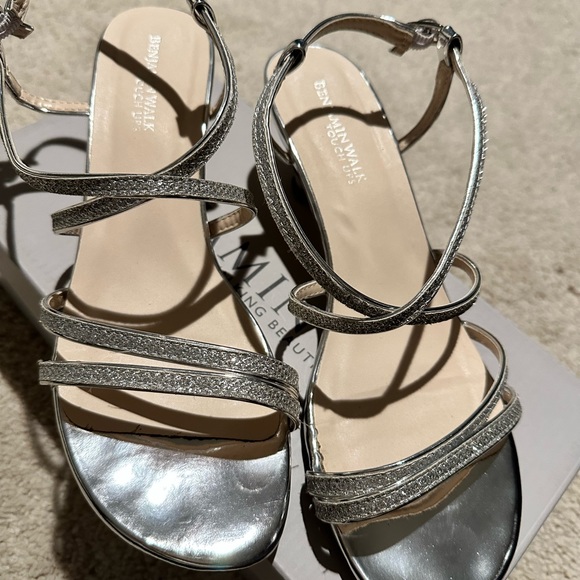 Here comes WEDDING season! Cute and comfy kitten-heel silver strappy shoes! 💍 - Picture 5 of 6